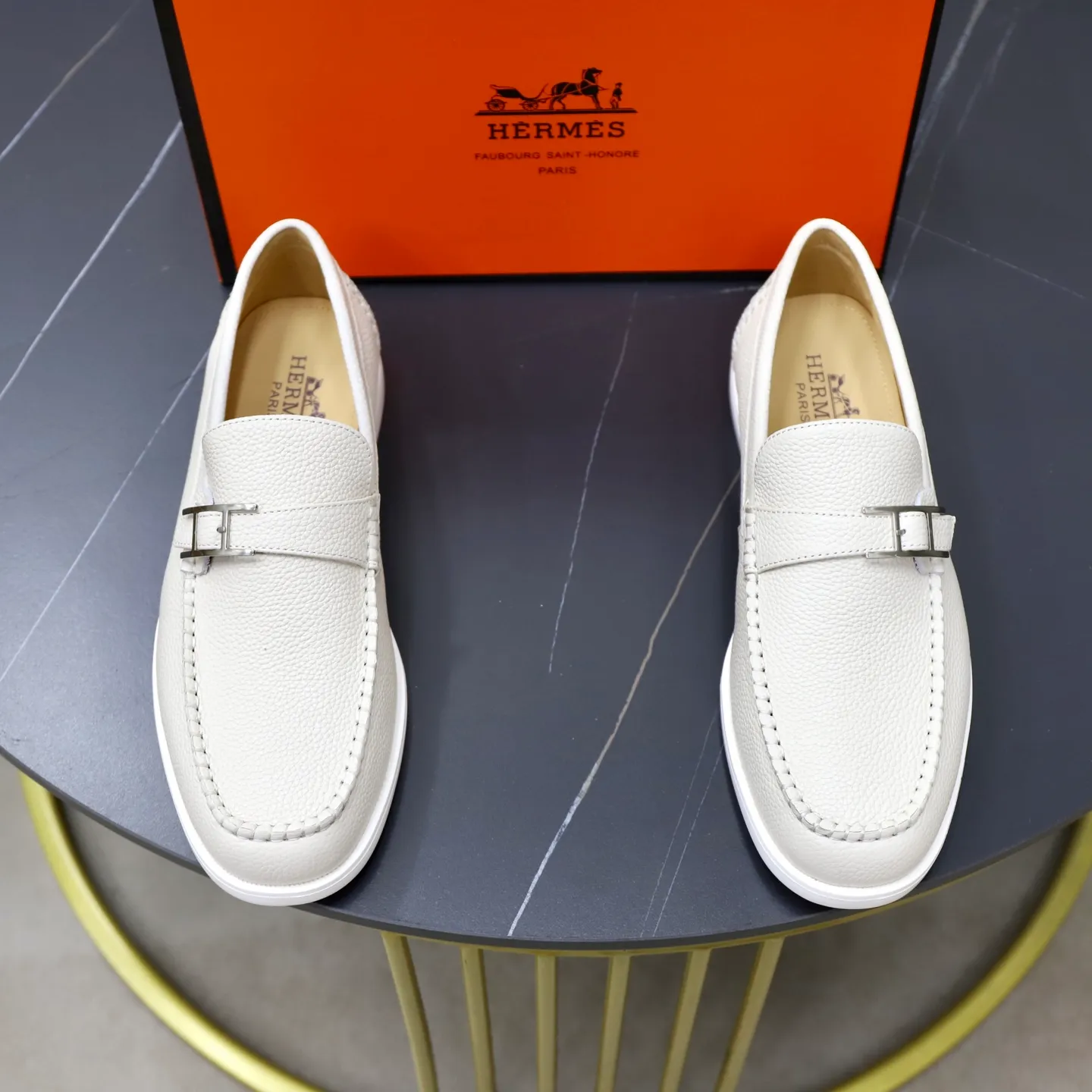 Ex-factory price: 560💰Hermès/Hermès slip-on men's shoes. This shoe is made of imported pebbled cowhide. It has simple and smooth lines and is combined with aerodynamically designed 3CM rubber foam ultra-light soles! Youthful and fashionable, classic H-shaped hardware buckle decoration, calf lining gently wraps the feet, with logo cowhide feet, casual and urban style, highlighting youthful vitality, sports and leisure version, super versatile, code number: 38-39-40-41-42-43-44 standard leather shoe size (45 can be customized but does not support returns)